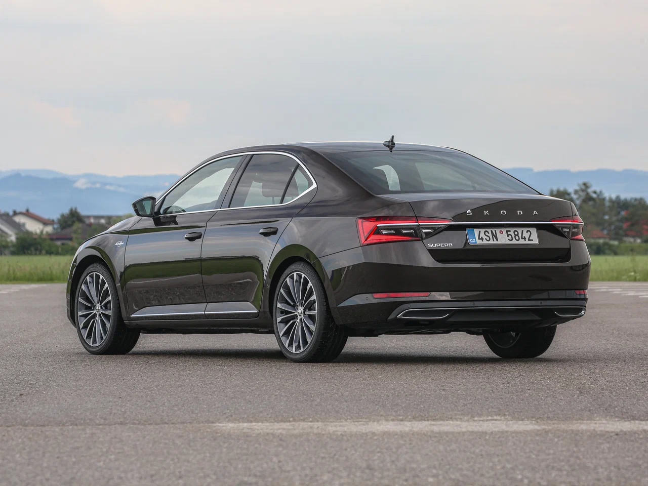На российском авторынке вновь продаются лифтбеки Skoda Superb шкода 2