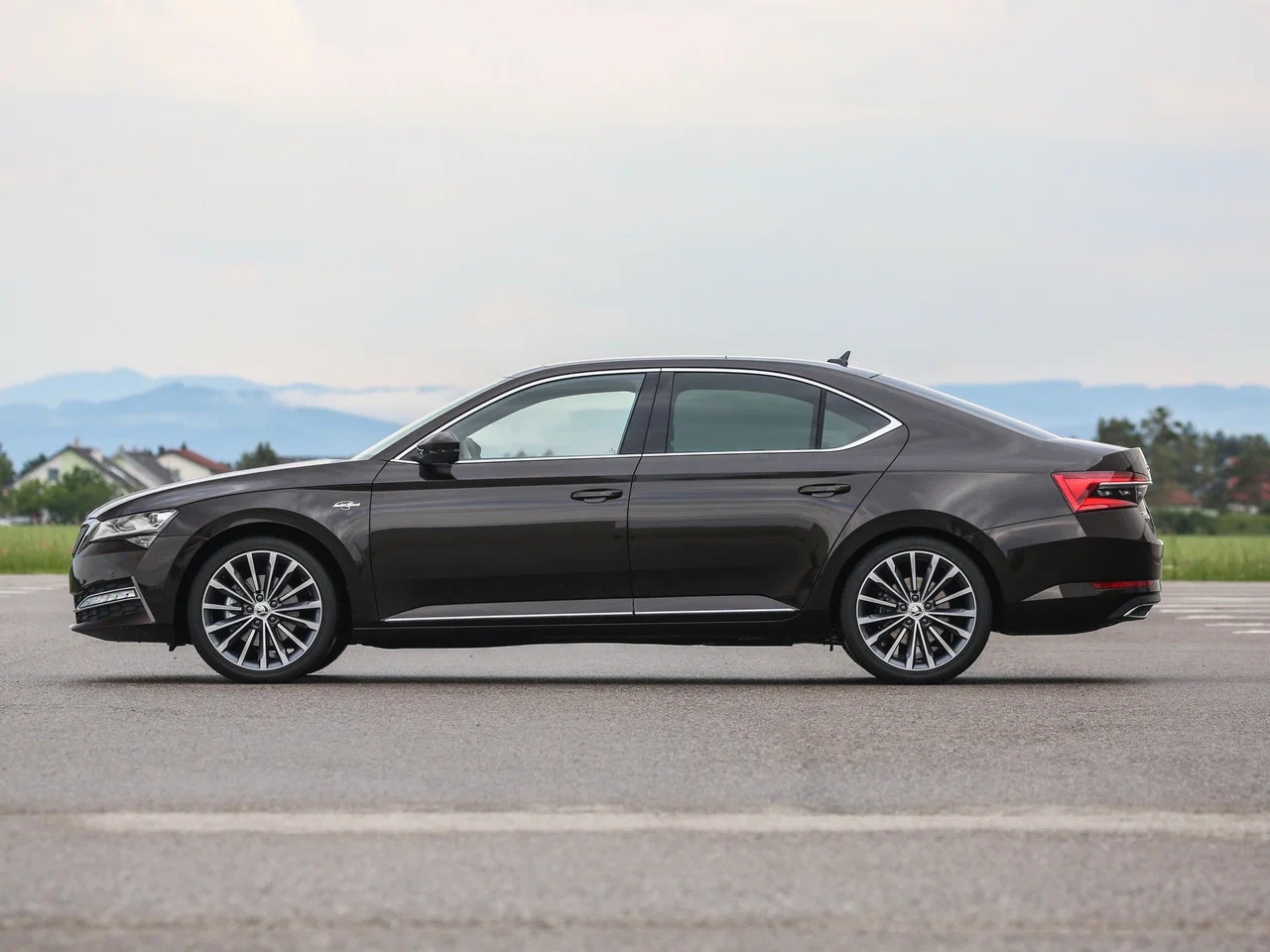 На российском авторынке вновь продаются лифтбеки Skoda Superb шкода 3