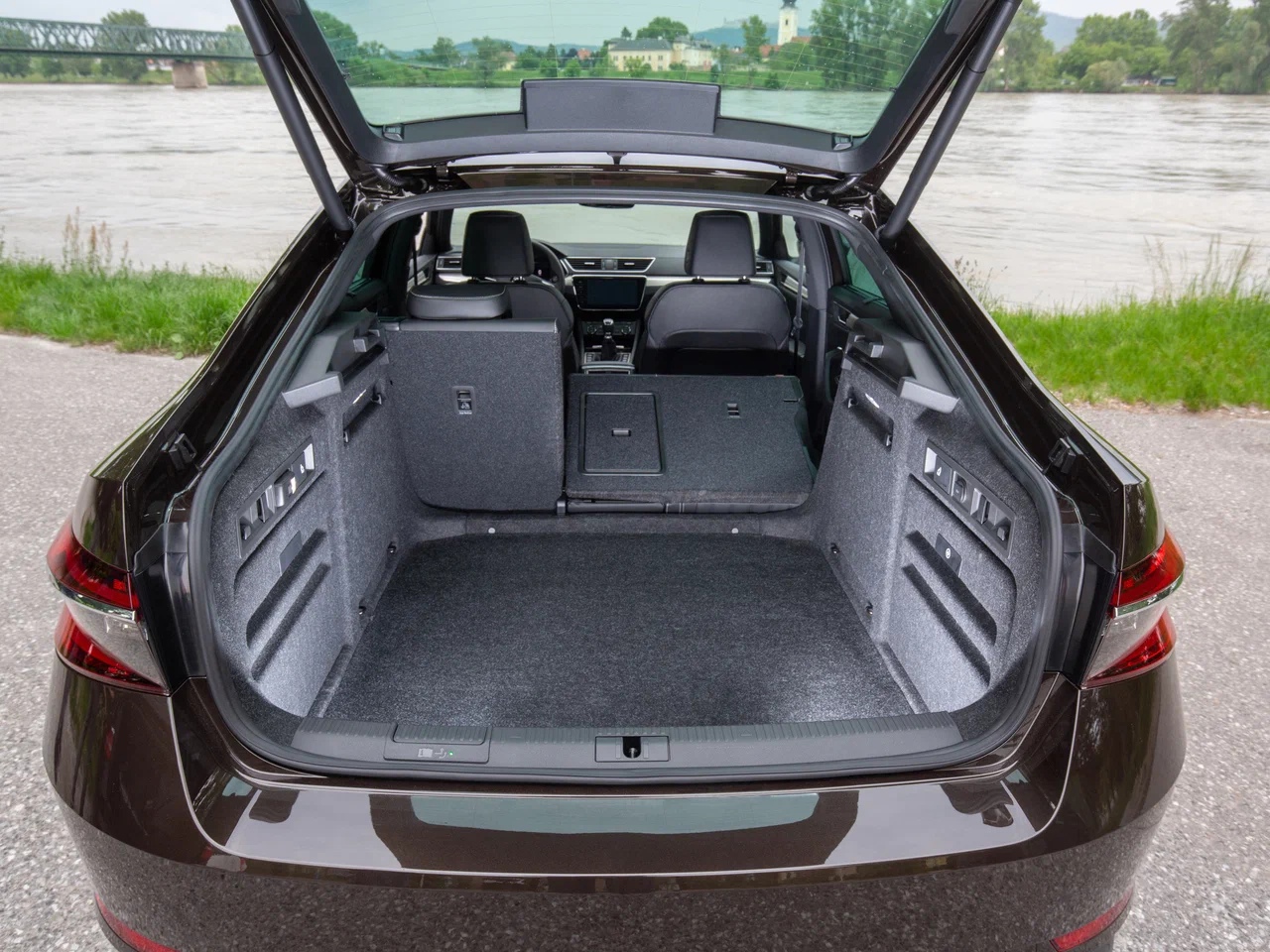 На российском авторынке вновь продаются лифтбеки Skoda Superb шкода 4