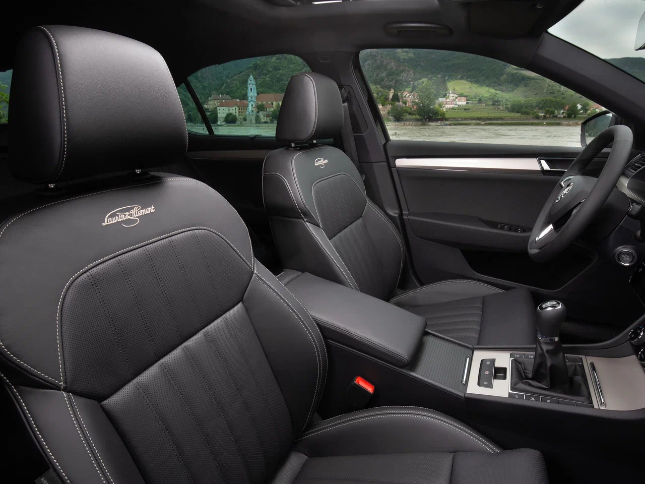 На российском авторынке вновь продаются лифтбеки Skoda Superb шкода 5