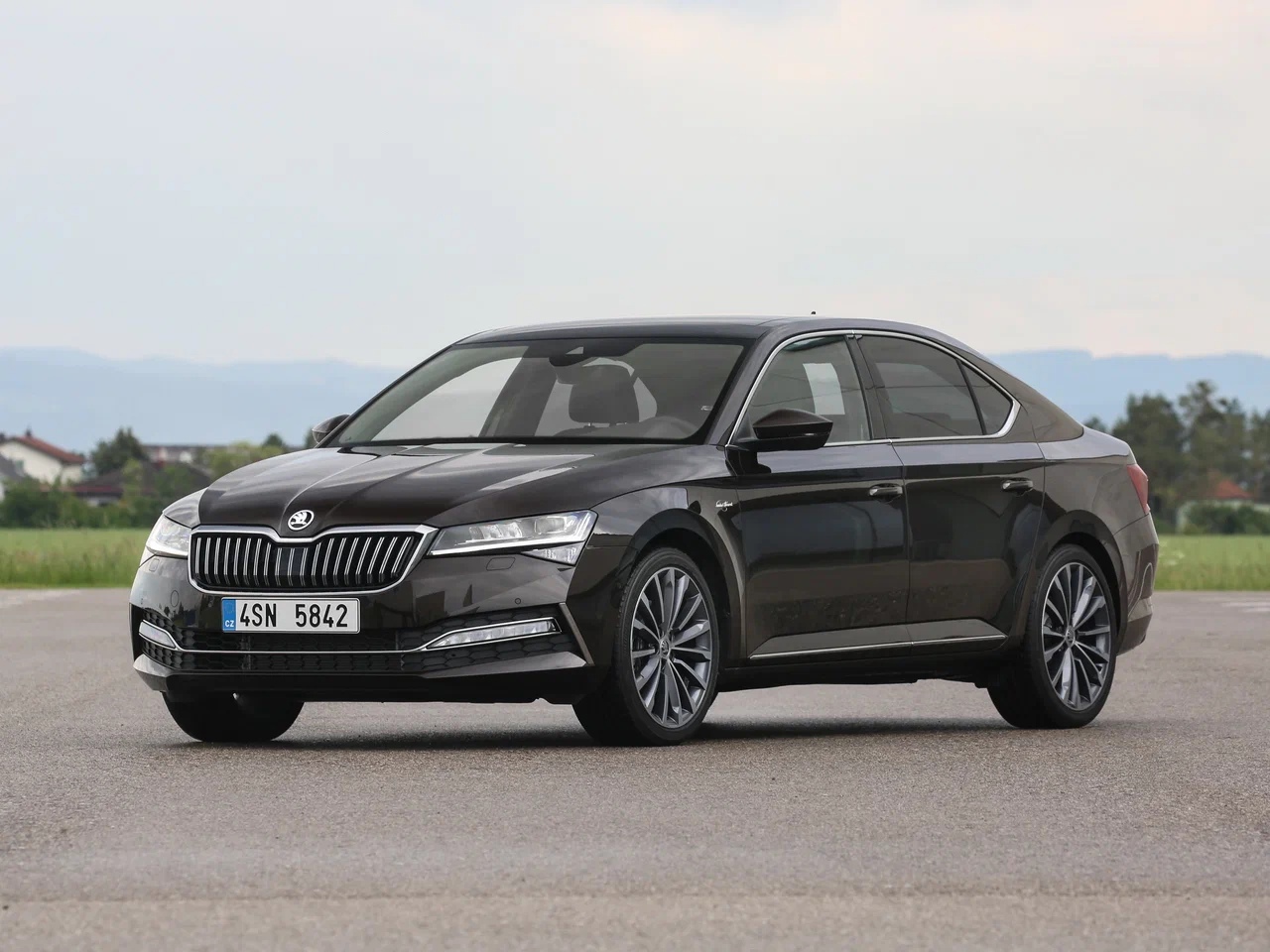 На российском авторынке вновь продаются лифтбеки Skoda Superb шкода 1