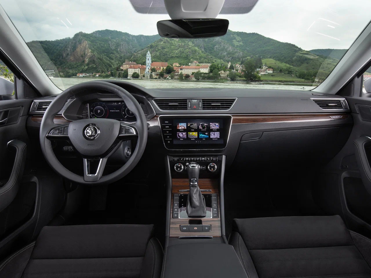На российском авторынке вновь продаются лифтбеки Skoda Superb шкода 6