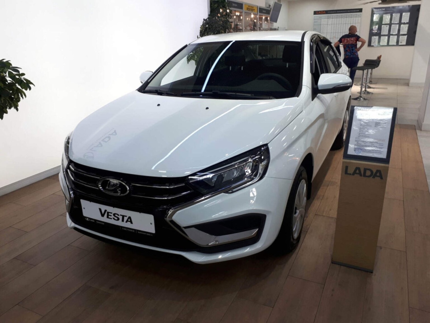 «АвтоВАЗ» будет расторгать партнёрские соглашения с дилерами, завышающими цены на «Лады» веста 3