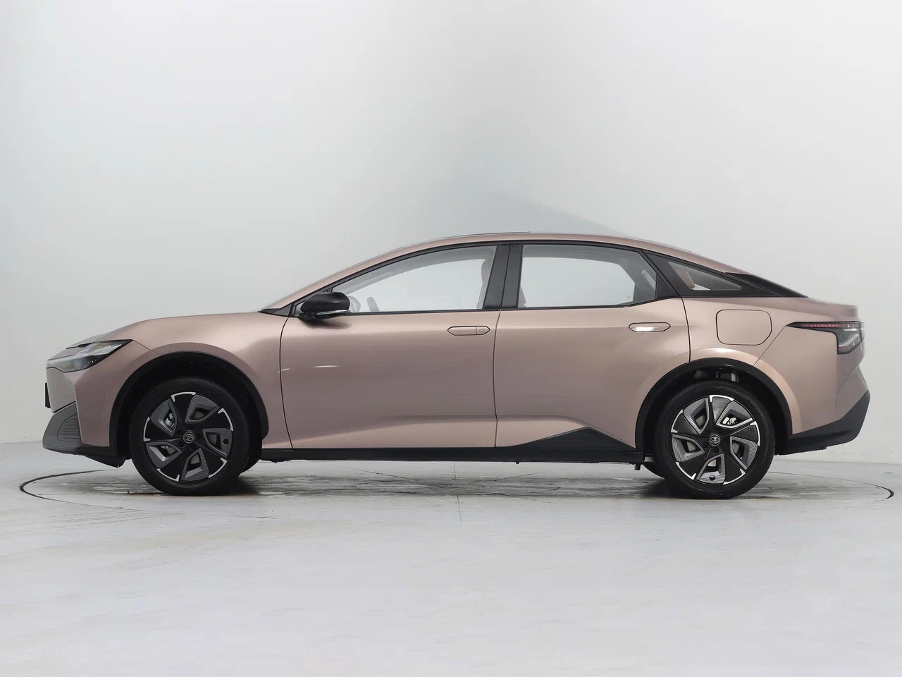 В России впервые появились электромобили Toyota bZ3 тойота 3