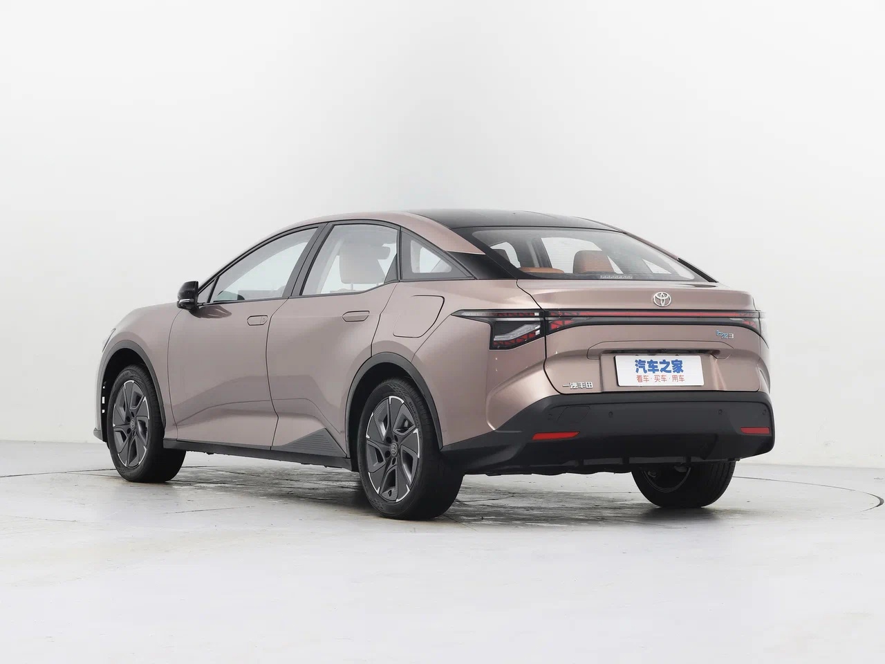 В России впервые появились электромобили Toyota bZ3 тойота 2
