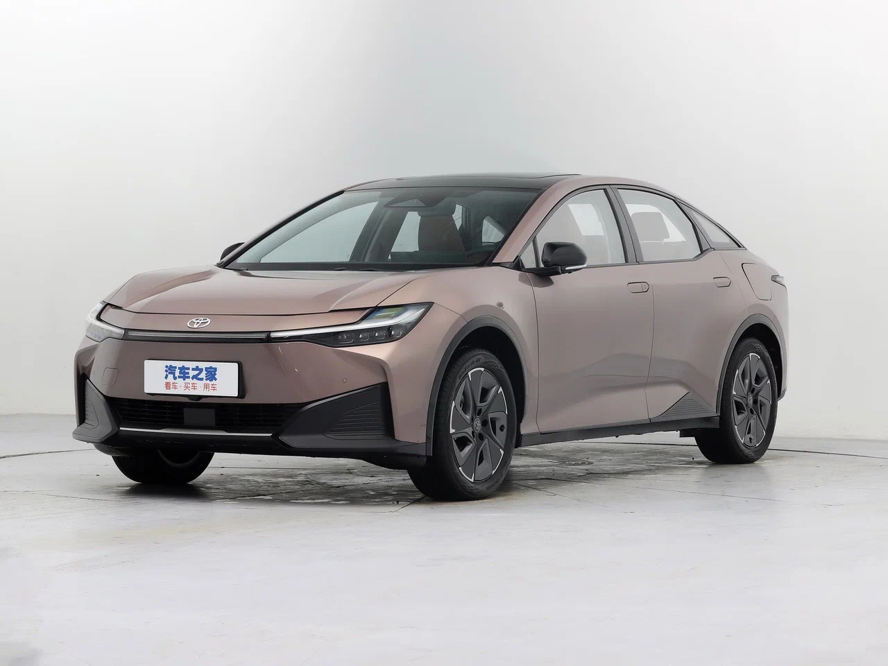 В России впервые появились электромобили Toyota bZ3 тойота 1