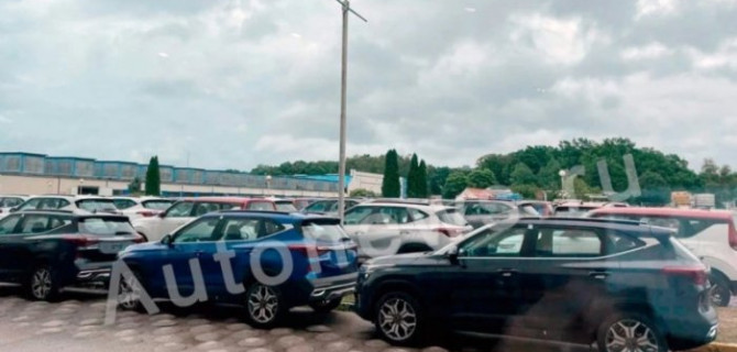 На «Автоторе» стоит множество некомплектных автомобилей KIA