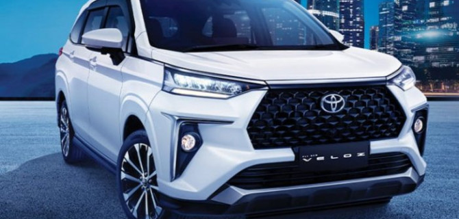 В нашей стране появились ранее неизвестные компакт-вэны Toyota Veloz