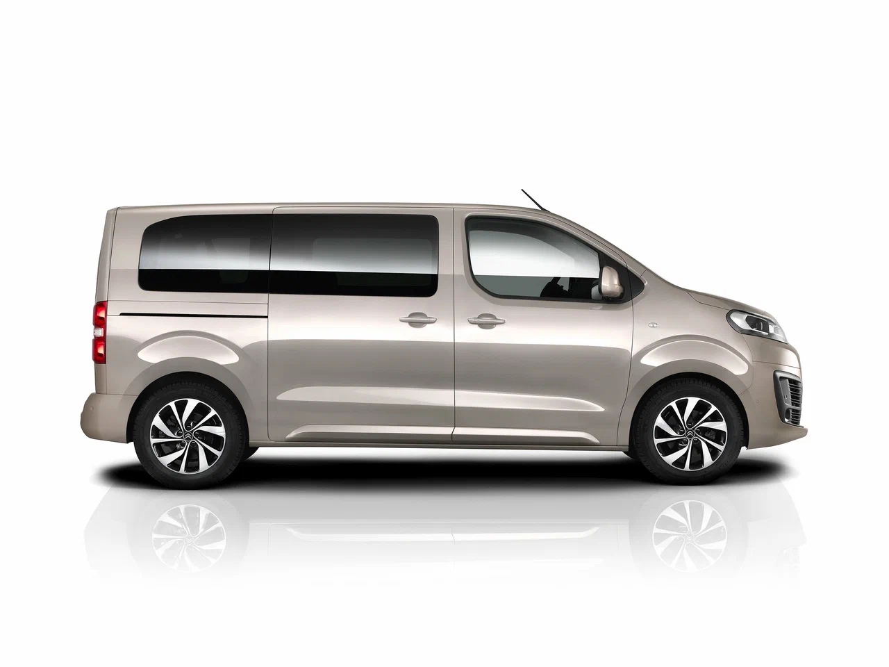В нашу страну ввезли новые минивэны Citroen Space Tourer ситроен 3