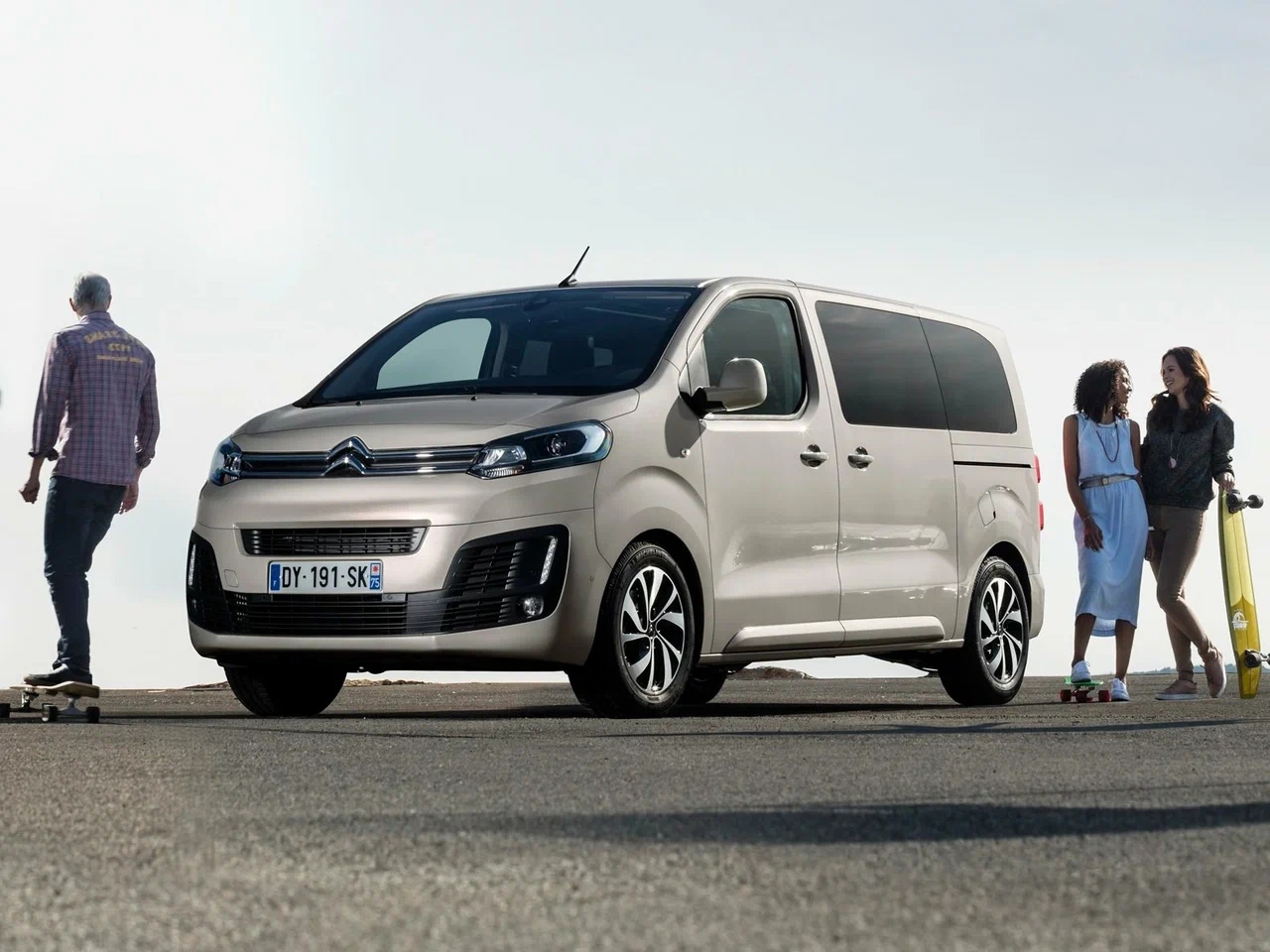 В нашу страну ввезли новые минивэны Citroen Space Tourer ситроен 1