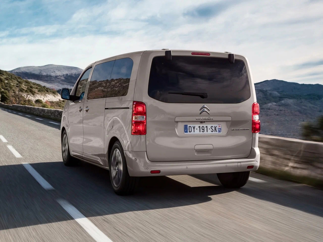 В нашу страну ввезли новые минивэны Citroen Space Tourer ситроен 2