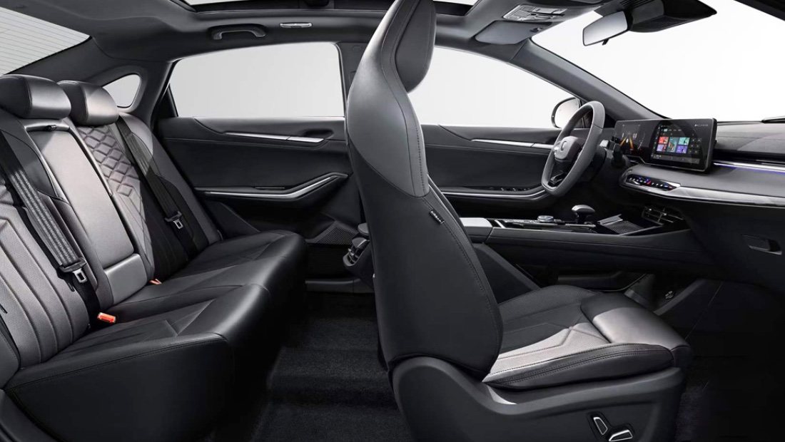 В России началась продажа нового седана Changan Raeton Plus по цене 3 млн рублей Changan Raeton Plus салон