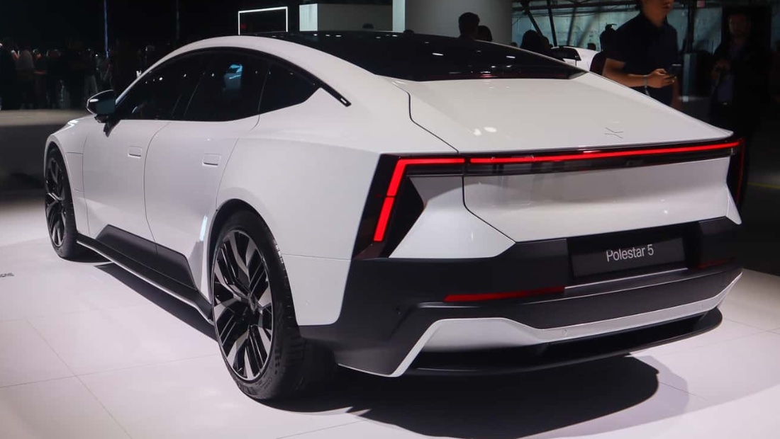 Почему на новом седане Polestar нет заднего стекла Polestar 5