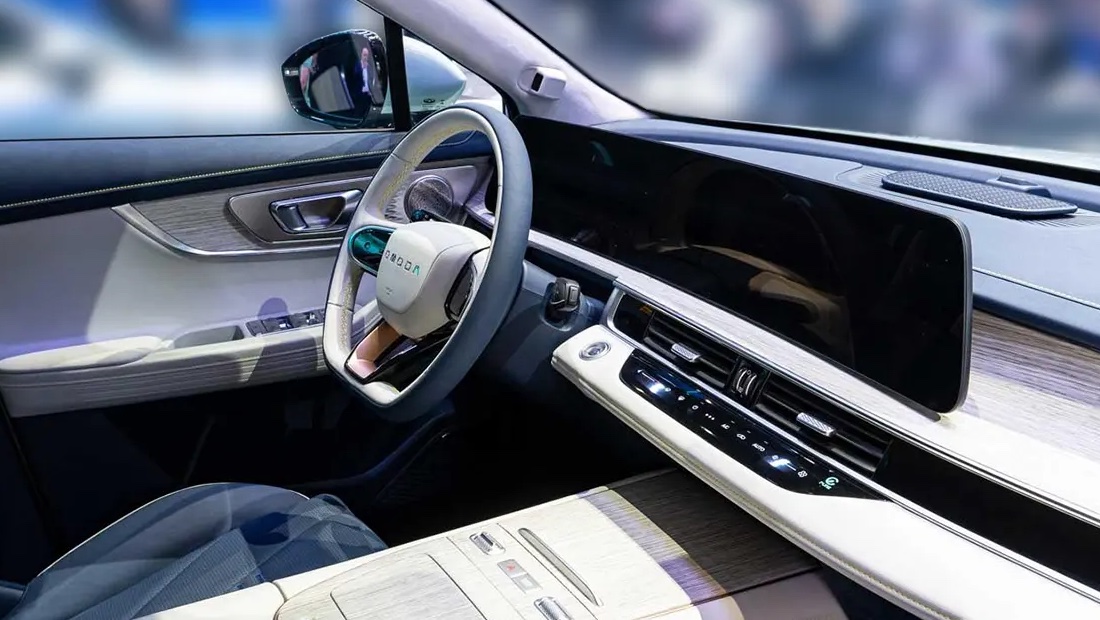 Новый электрический кроссовер Omoda E5 появится в России в начале 2024 года OMODA E5 салон