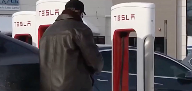 В Чикаго из-за морозов перестали работать зарядные станции Tesla