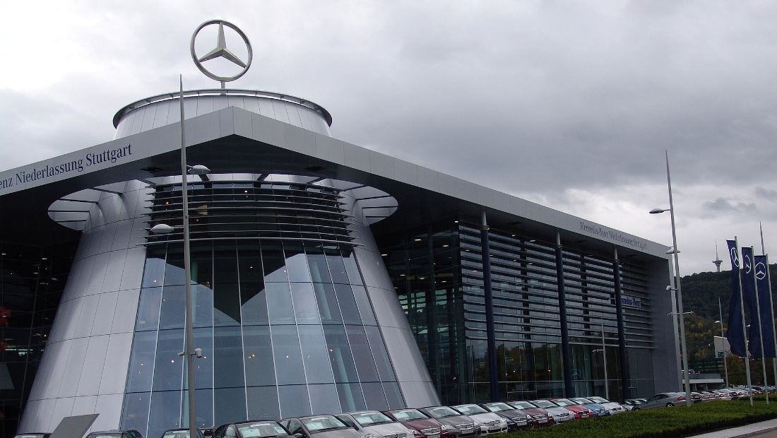 Mercedes-Benz распродаёт свои автосалоны в Германии — но это не значит, что бренд уходит из страны Mercedes-Benz штаб в Штутгарде