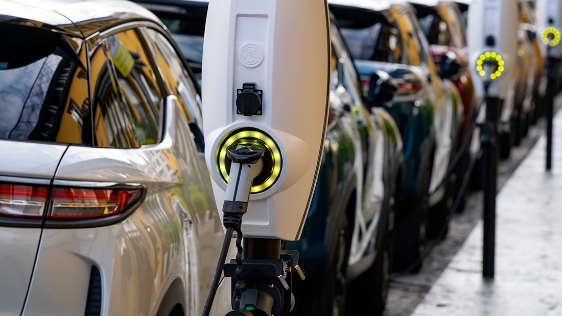 Прощание с EV-эйфорией: почему в США всё больше мощных электромобилей, но их всё равно не покупают бум электромобилей