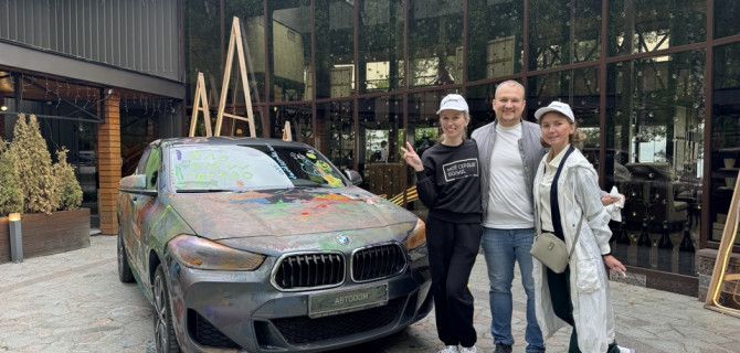 АВТОДОМ BMW Стартовая организовал флешмоб по раскрашиванию автомобиля BMW X2 на берегу Финского залива