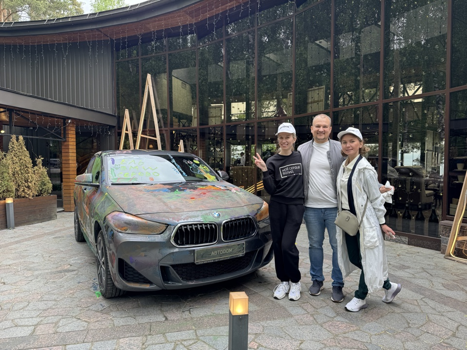 АВТОДОМ BMW Стартовая организовал флешмоб по раскрашиванию автомобиля BMW X2 на берегу Финского залива