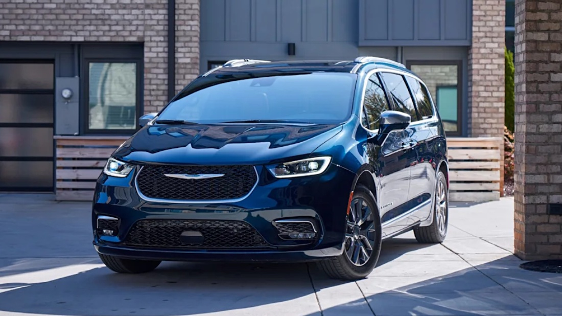 Владельцам минивэнов Chrysler Pacifica производитель посоветовал не заряжать аккумуляторы и парковаться только на улице Chrysler Pacifica