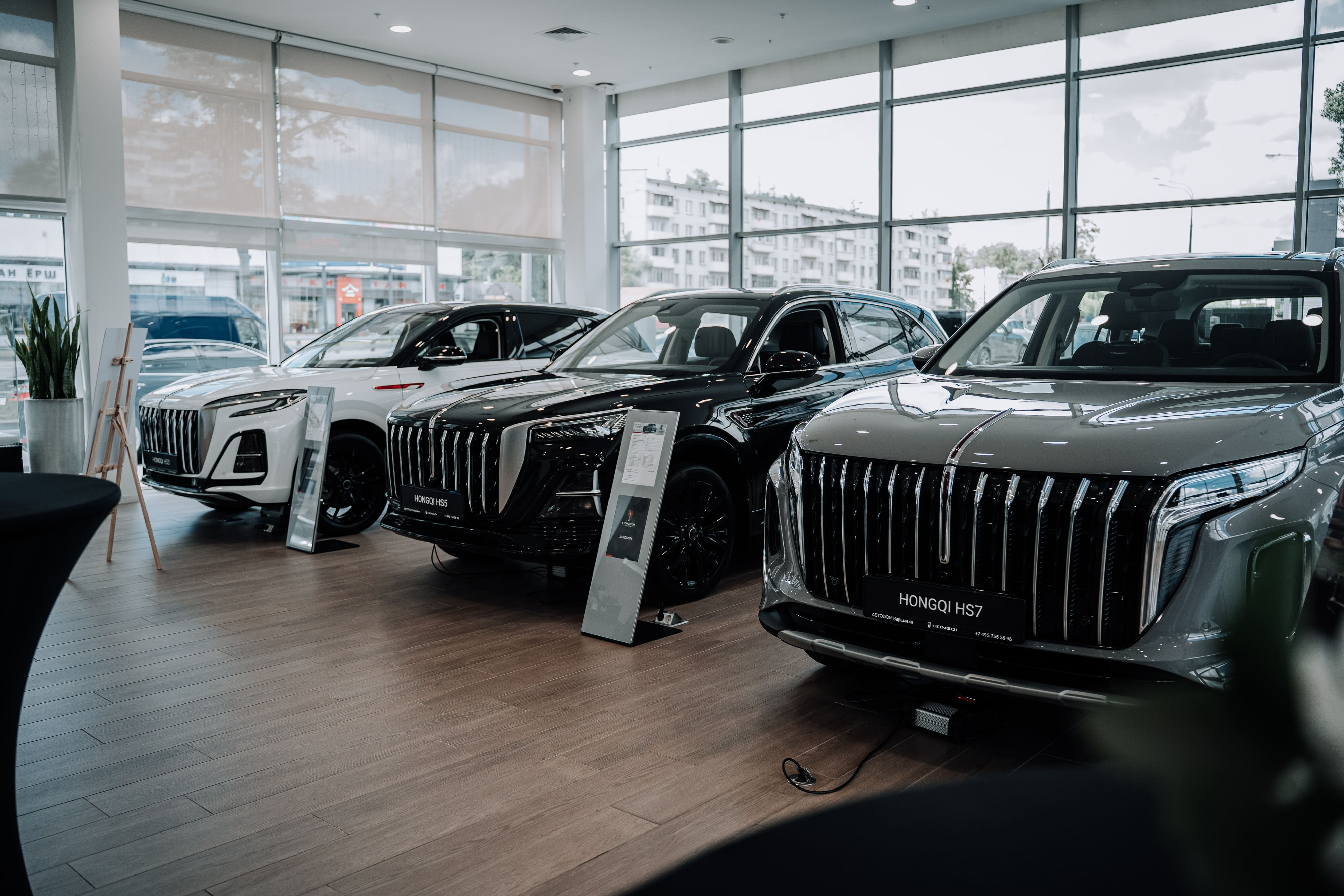 HONGQI АВТОДОМ Варшавка и HONGQI АВТОДОМ Восток провели совместный день открытых дверей для поклонников премиального бренда
