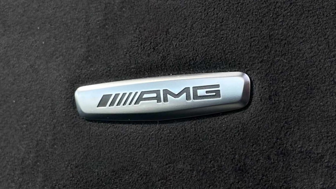 Металлические логотипы Mercedes-AMG на сиденьях автомобилей оказались опасными Логотип AMG на сиденье автомобиля