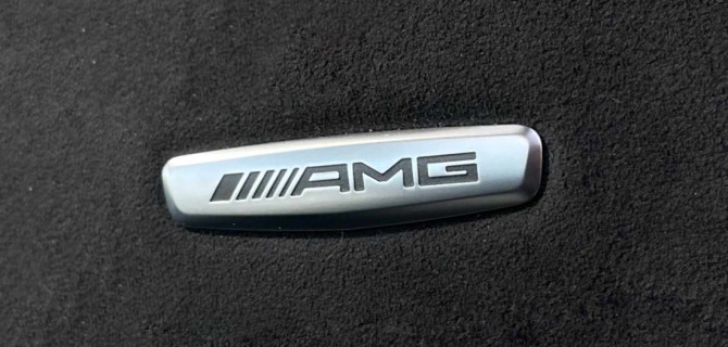 Логотип AMG на сиденье автомобиля