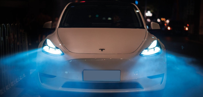Tesla с яркими фарами