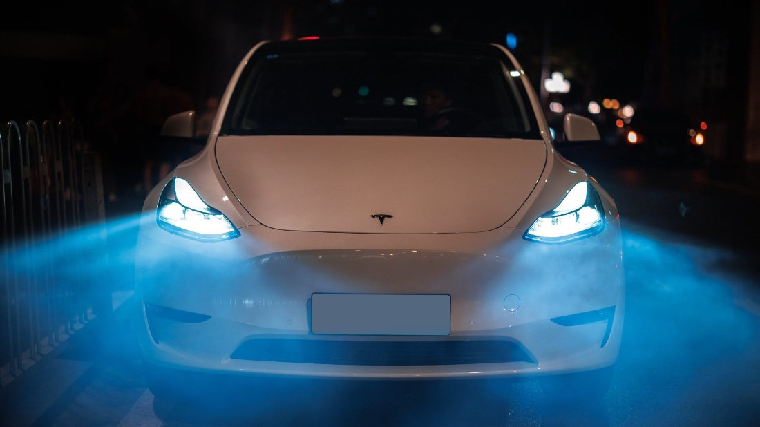 У Tesla оказались слишком яркие фары, но в компании не согласны с тем, что это проблема Tesla с яркими фарами