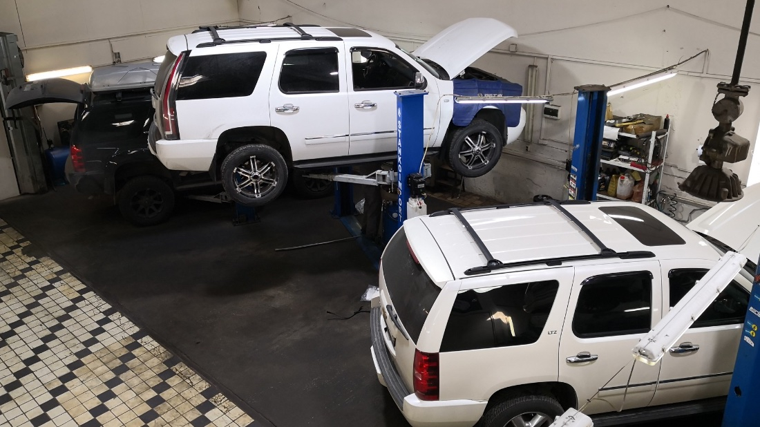 Почему американским внедорожникам нужен профильный сервис Cadillac Escalade, Chevrolet Tahoe и GMC Yukon