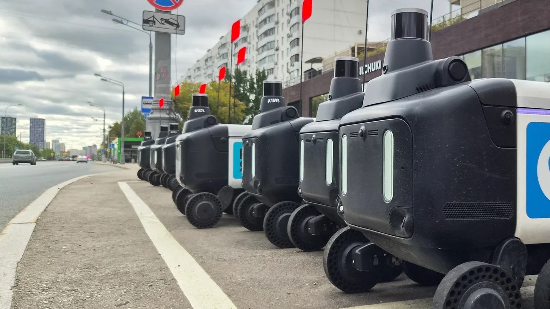 В Москве появились 234 парковки для роботов-доставщиков: зачем роверам отдельные места Парковка для роботов-доставщиков