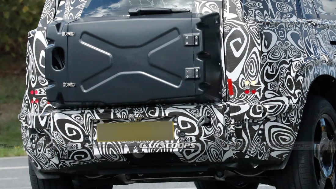 Land Rover придумал ящик для багажа вместо "запаски" Шпионский снимок Land Rover Defender Sport с ящиком на задней двери