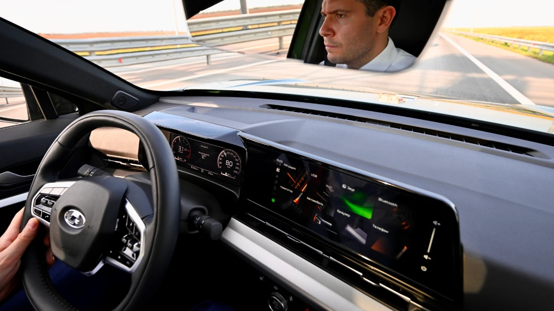 Минпромторг посмотрел и показал гибридную версию Lada Azimut 2Антон Алиханов проводит тест-драйв гибридной версии Lada Azimut