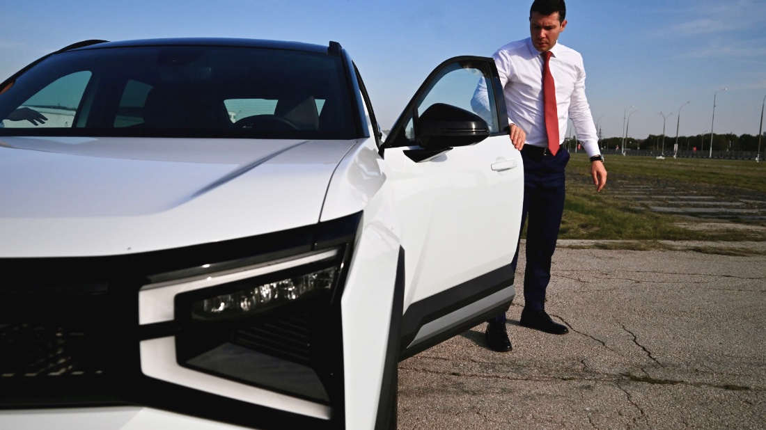 Минпромторг посмотрел и показал гибридную версию Lada Azimut Антон Алиханов проводит тест-драйв гибридной версии Lada Azimut