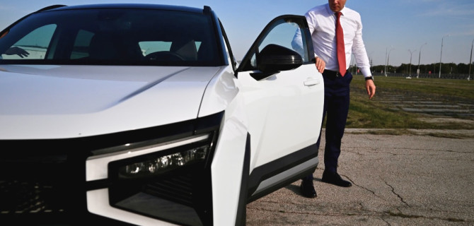 Антон Алиханов проводит тест-драйв гибридной версии Lada Azimut