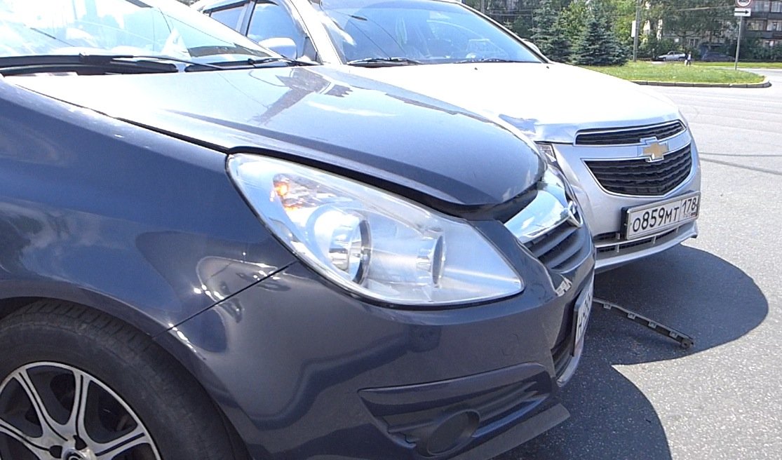 Opel Corsa и Chevrolet Cruze столкнулись на круговом движении на Руставели ДТП на Руставели