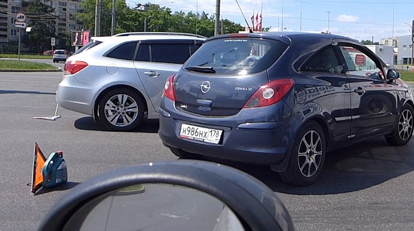 Opel Corsa и Chevrolet Cruze столкнулись на круговом движении на Руставели ДТП на Руставели