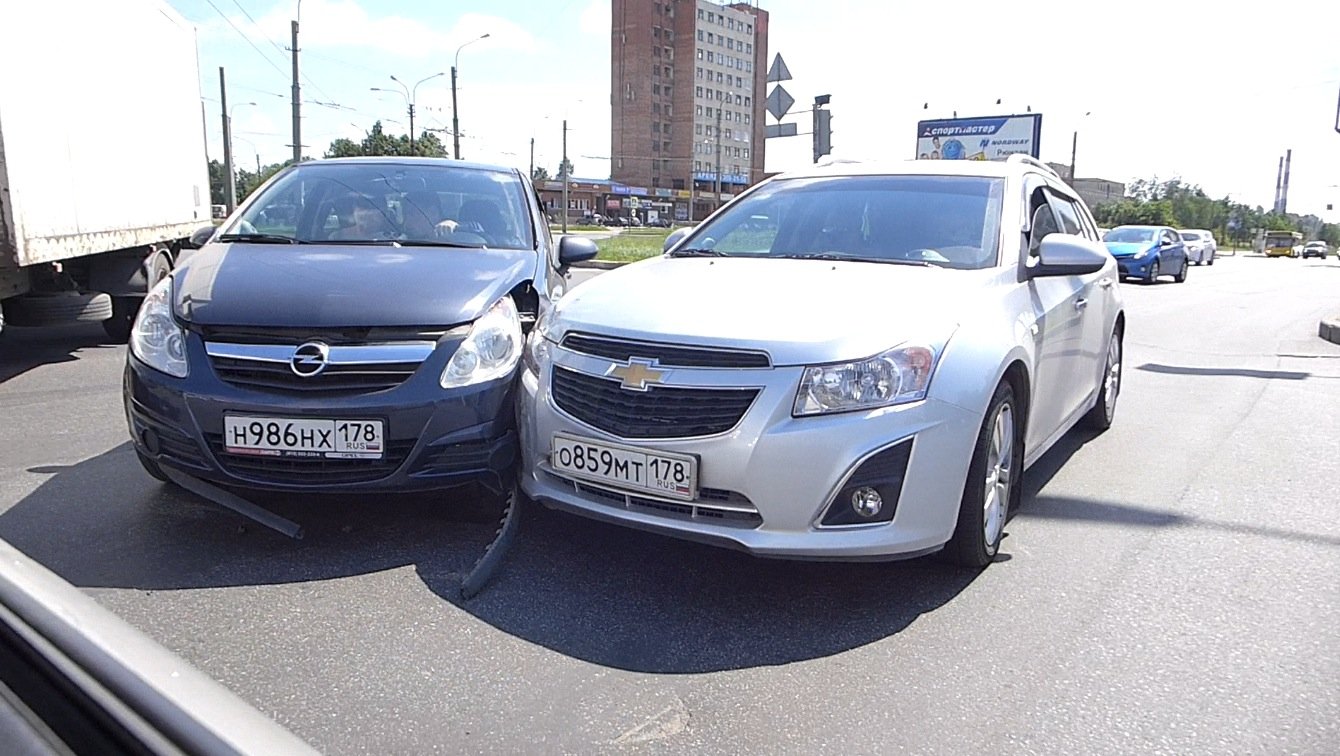 Opel Corsa и Chevrolet Cruze столкнулись на круговом движении на Руставели ДТП на Руставели