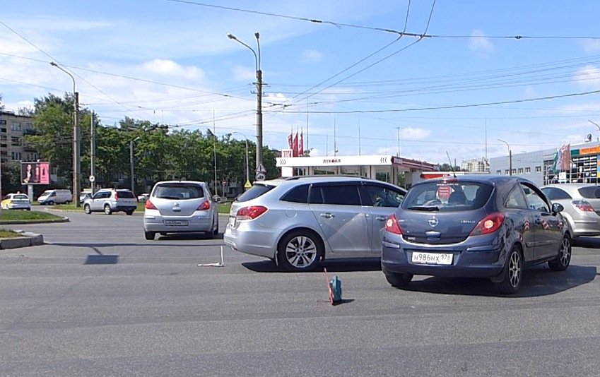 Opel Corsa и Chevrolet Cruze столкнулись на круговом движении на Руставели ДТП на Руставели