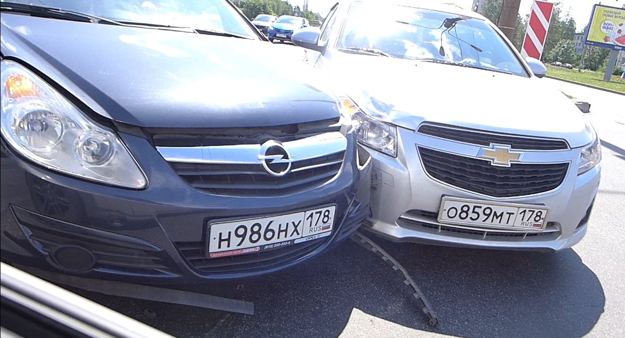 Opel Corsa и Chevrolet Cruze столкнулись на круговом движении на Руставели ДТП на Руставели