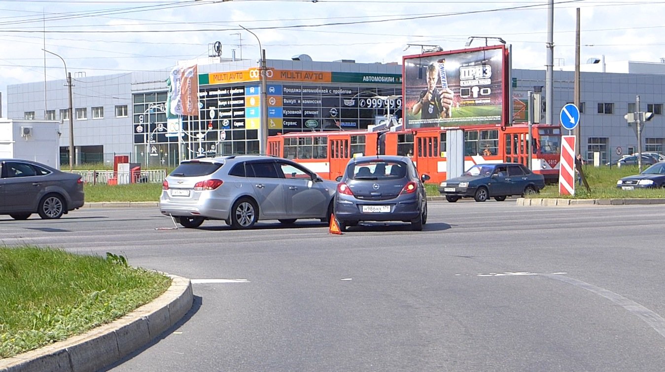 Opel Corsa и Chevrolet Cruze столкнулись на круговом движении на Руставели ДТП на Руставели