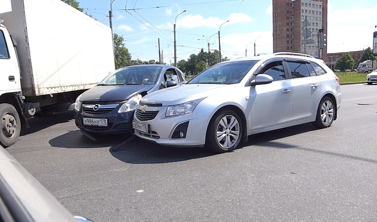 Opel Corsa и Chevrolet Cruze столкнулись на круговом движении на Руставели ДТП на Руставели