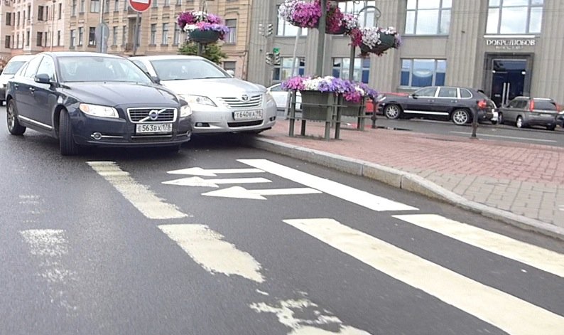 Toyota и Volvo навалились друг на друга пытаясь обогнать один другого ДТП на проспекте Добролюбова