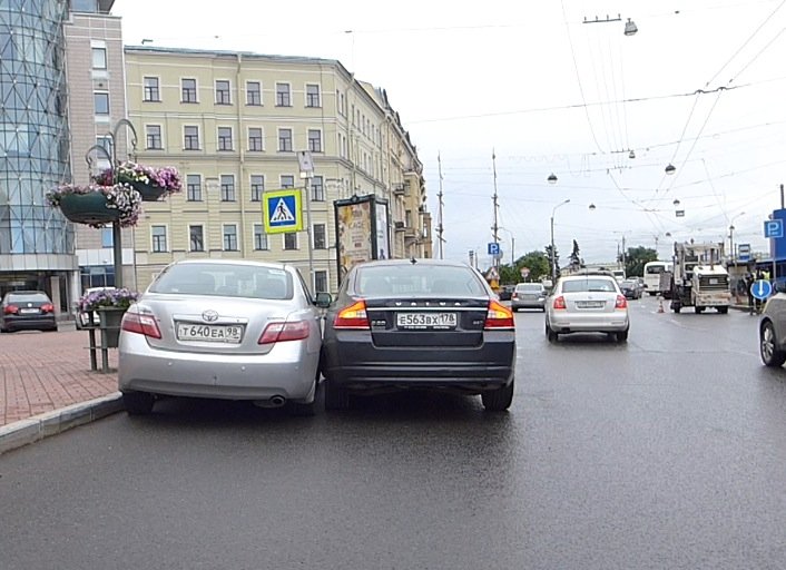 Toyota и Volvo навалились друг на друга пытаясь обогнать один другого ДТП на проспекте Добролюбова