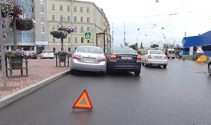 Toyota и Volvo навалились друг на друга пытаясь обогнать один другого ДТП на проспекте Добролюбова