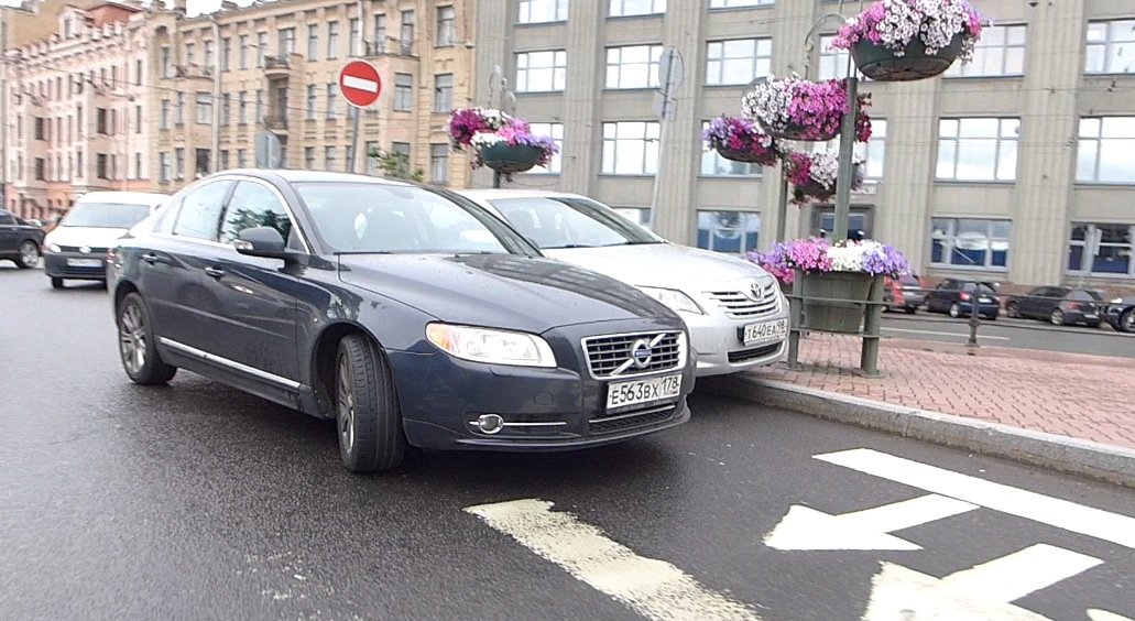 Toyota и Volvo навалились друг на друга пытаясь обогнать один другого ДТП на проспекте Добролюбова
