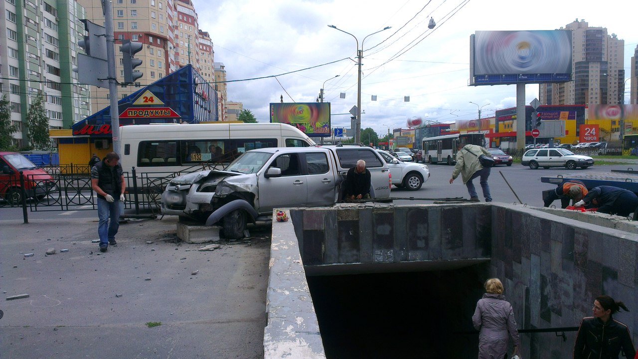 Наезд на остановку на улице Савушкина