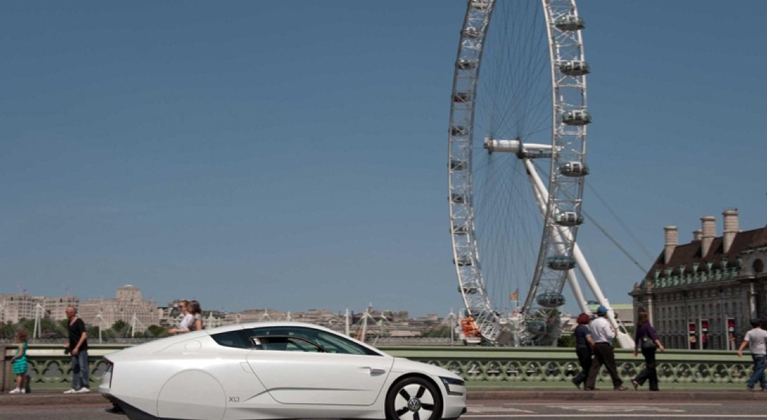 Ультра современный "однолитровый" Volkswagen XL1 будет стоить в Англии около 100 тысяч фунтов Volkswagen XL1