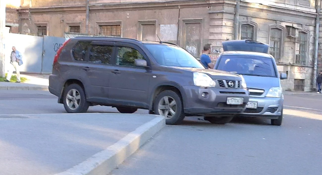Nissan X-Trail и Opel Meriva столкнулись на Лесном проспекте (Академика Лебедева) ДТП на улице Академика Лебедева
