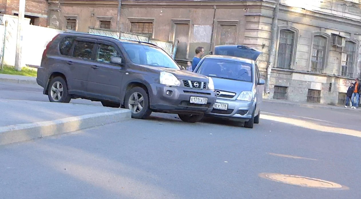 Nissan X-Trail и Opel Meriva столкнулись на Лесном проспекте (Академика Лебедева) ДТП на улице Академика Лебедева